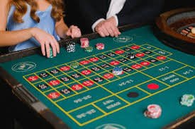 Tampilan aplikasi dewa99 dengan permainan slot online berwarna cerah